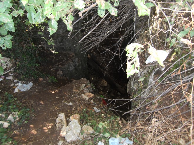 Höhleneingang bei Basarinka
