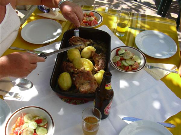 ESSEN > Lamm mit Kartoffeln im Ofen gegart