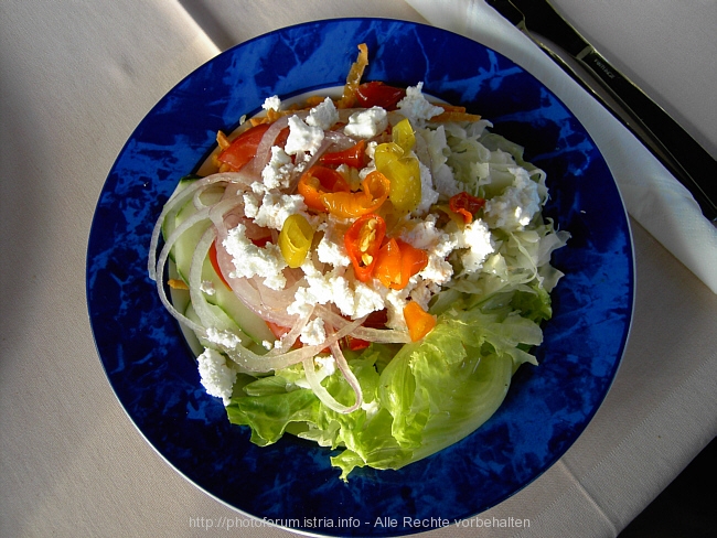 Pikanter Salat mit Schafskäse