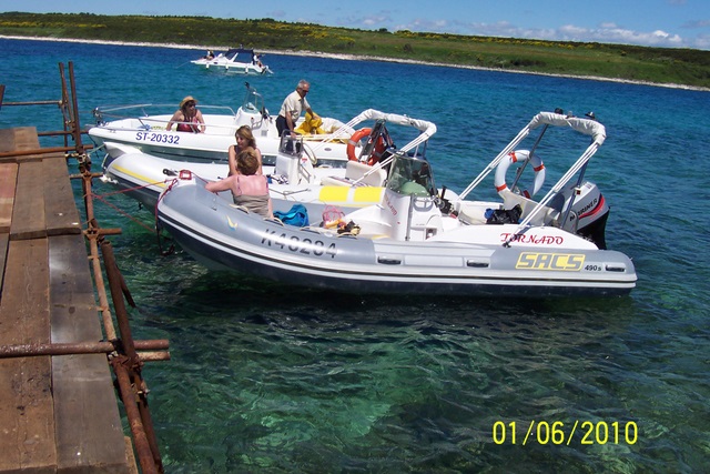Boote am Steg Insel Levan