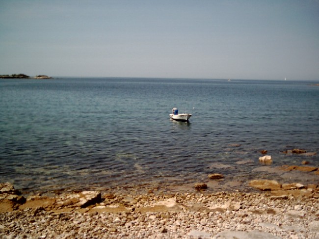 MEER > Fischerboot in kristallener Bucht