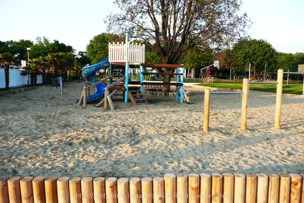 Camp Ulika > Kinderspielplatz 2