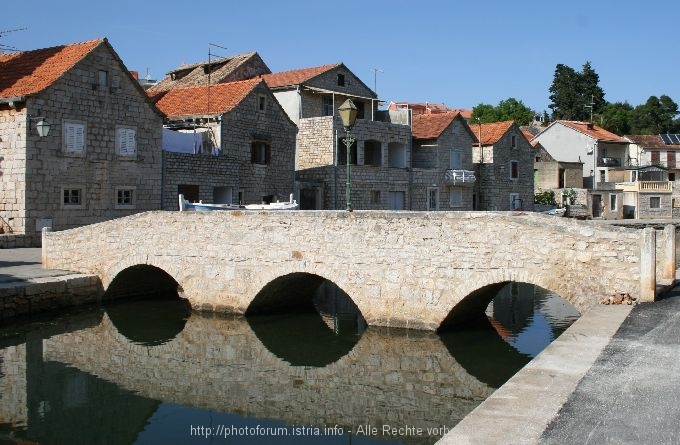 VRBOSKA > Autocamp und Stadt 9