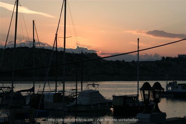 Abenddämmerung im Hafen