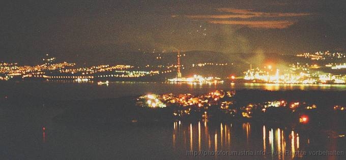 Otok KRK > OMISALJ > Nachtblick über die Kvarner Bucht