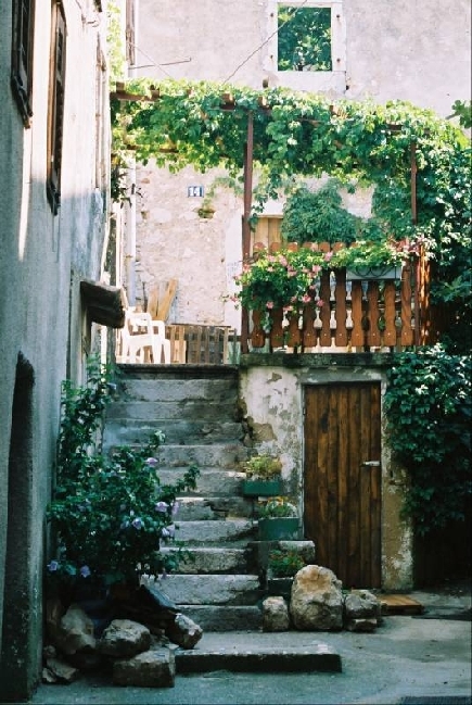 OMISALJ > Gasse im alten Stadtkern