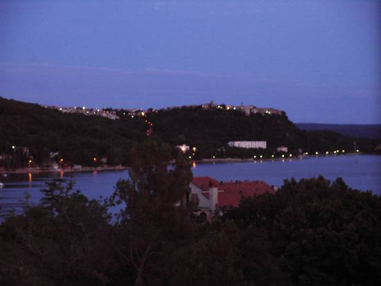 Otok KRK > Omisalj > Abendblick auf Omisalj