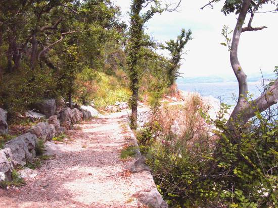 Otok KRK > Omisalj > Strandweg unterhalb von Omisalj