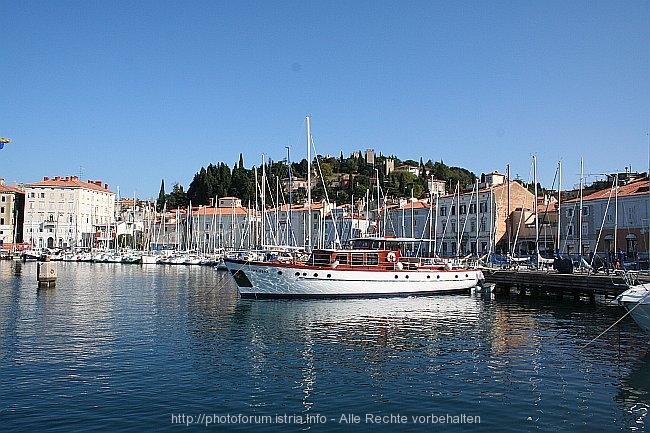 PIRAN > Hafen Luka Piran > Zollmolenausblick zur Stadtmauer