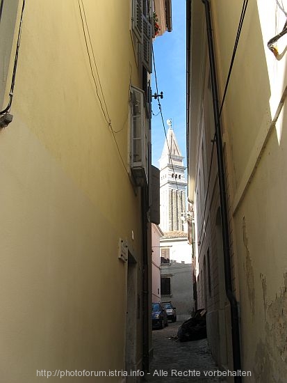 PIRAN > Gasse Bolinska mit Glockenturmblick