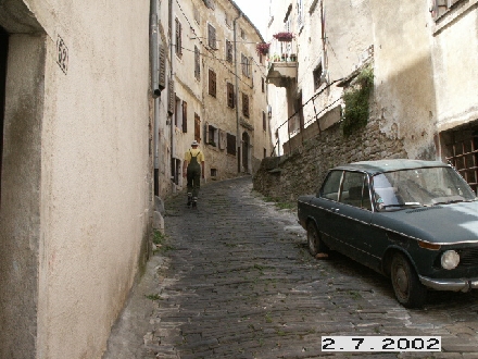 MOTOVUN > Weg hinauf in die Altstadt