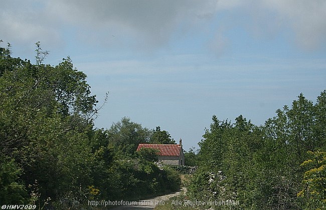 BROTNICE > Straße zur Kirche des heiligen Lukas