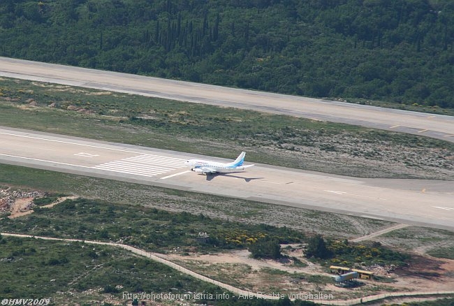 KONAVLE > Berg Strazisce > Blick auf den Flughafen Dubrovnik