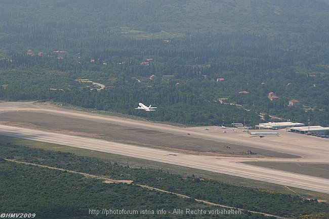 KONAVLE > Berg Strazisce > Blick auf den Flughafen Dubrovnik