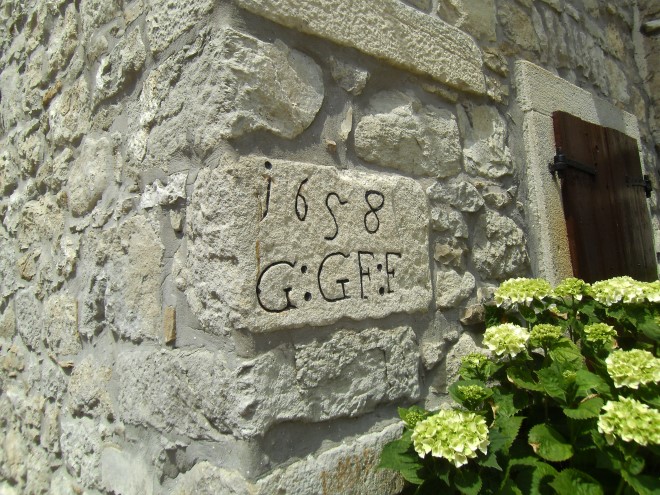 Grasisce > rätselhafte Zeichen auf Steinhaus