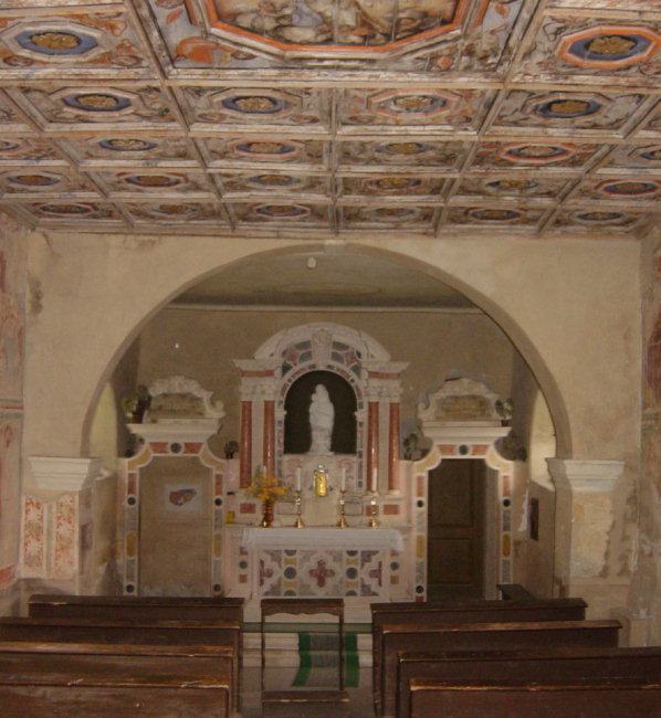 BERAM > Friedhofskapelle - St. Maria auf den Steintafeln > Altar und Fresken