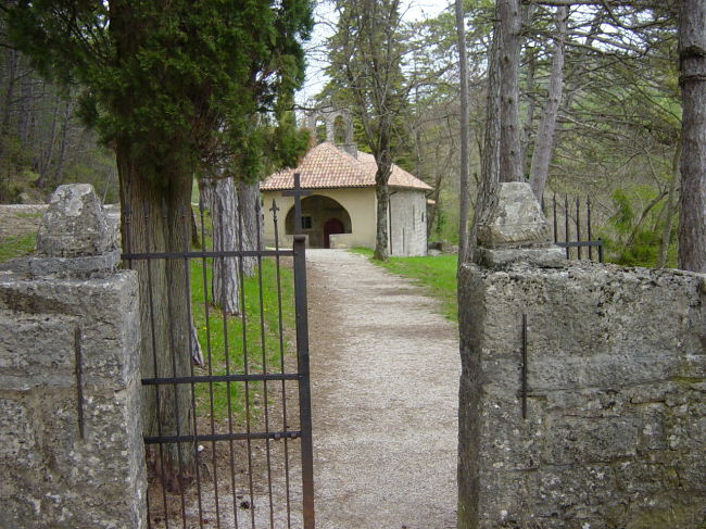 BERAM > Friedhofskapelle - St. Maria auf den Steintafeln