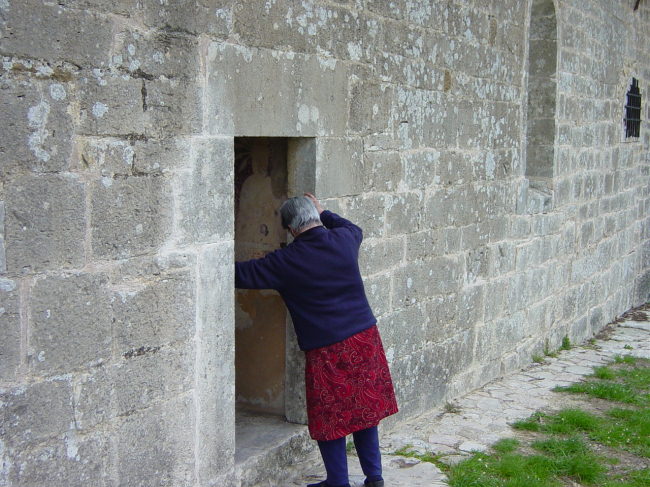 BERAM > Friedhofskapelle - St. Maria auf den Steintafeln > Ein kleiner Seiteneingang