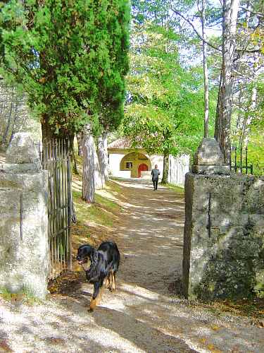 BERAM > Friedhofskapelle - St. Maria auf den Steintafeln