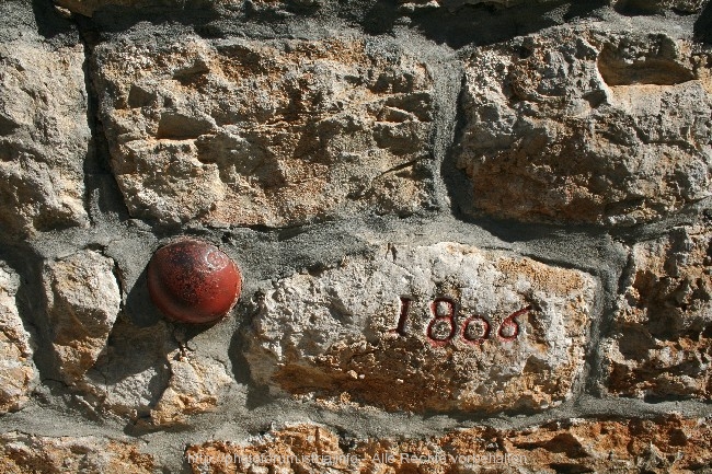 ZAOSTROG > Kanonenkugel in der Klostermauer