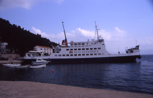 DRVENIK > Hafen > Fährschiff Domince