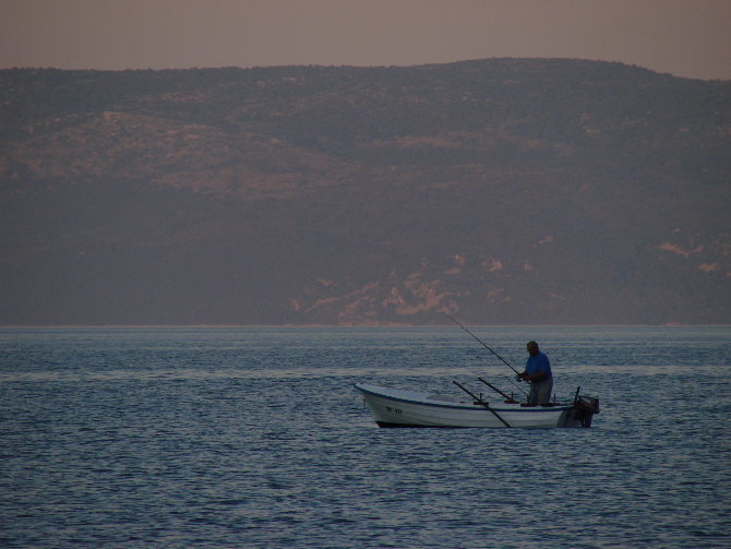 Angler in der Dämmerung