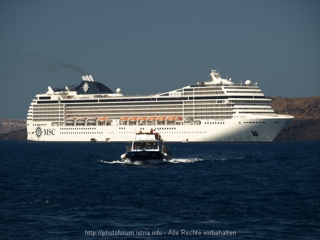 MSC Musica vor Santorin 2008