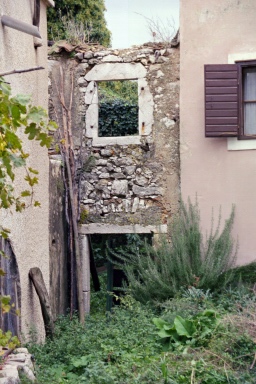 Otok CRES > Pernat > Überbleisel eines Hauses