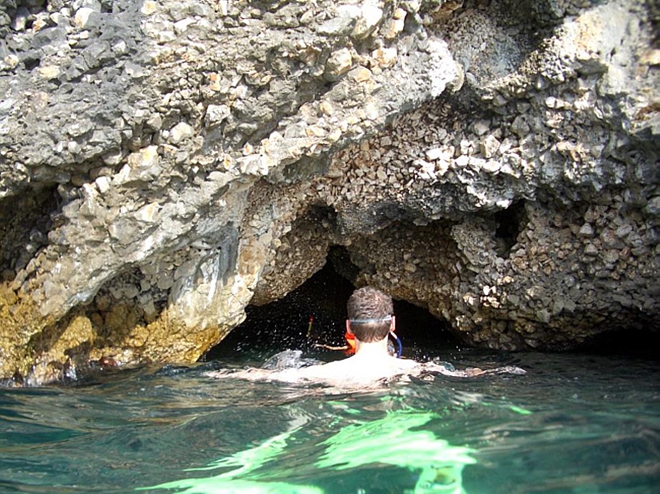 Eingang_zur_blauen_Grotte_in_der_Zanje-Bucht_bei_Lubenice_Insel_Cres.jpg