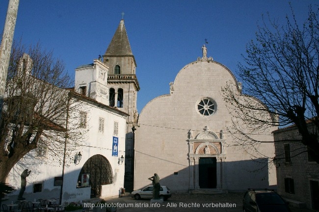 OSOR > Platz vor der Kirche