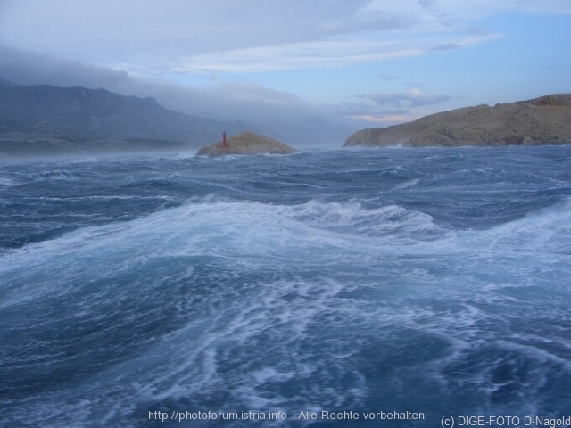 Küste bei Gradina mit Insel Pag im Sturm