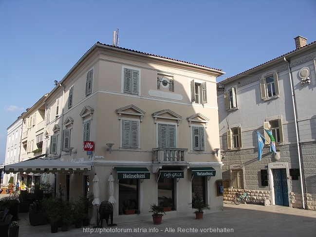 UMAG > Hauptplatz > Haus mit Figuren in der Fassade