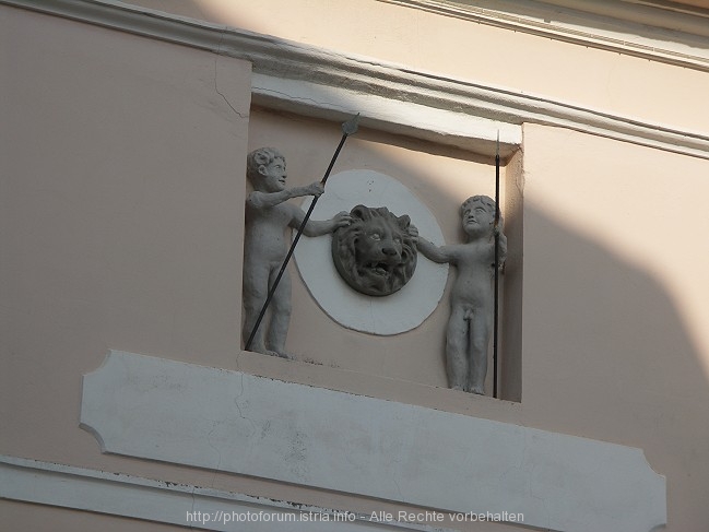 UMAG > Hauptplatz > Figuren in der Hauswand