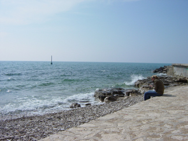 NOVIGRAD > Strand vor dem Kirchturmplatz