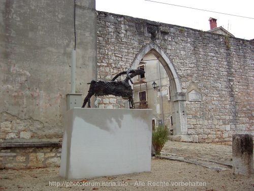 SVETI LOVREC PAZENATICKI > Kunstwerk Ziege vor dem Stadttor