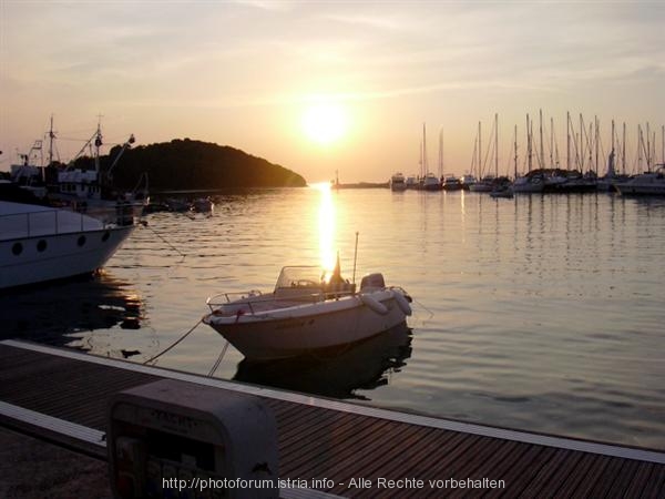 VRSAR > Sonnenuntergang im Hafen