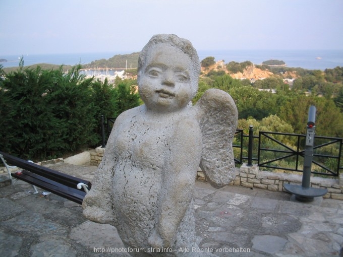 Hinter der Kirche- Der Engel