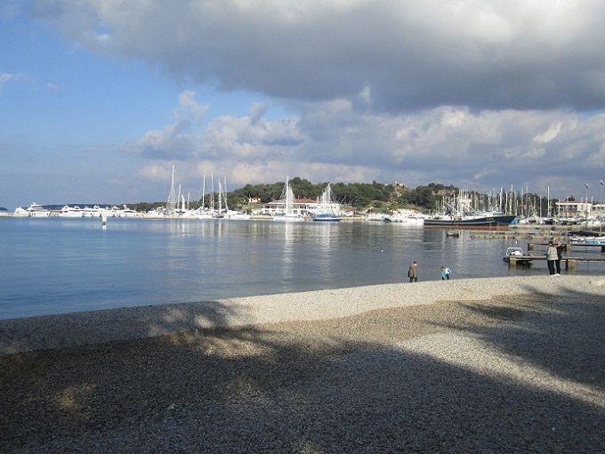 Blick vom Strand zur Marina