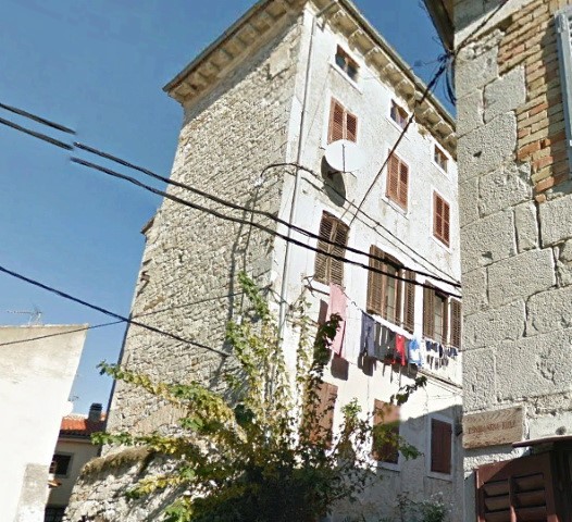 Buzet > Haus mit Sat-Schüssel-Street View