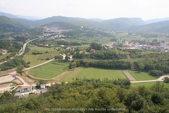 BUZET > Panoramablick in Richtung Mirnaquelle