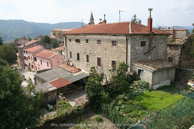 BUZET > Häuserfassade Ostseite