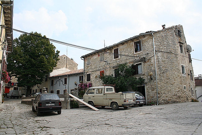 BUZET > Platz mit der Großen Zisterne