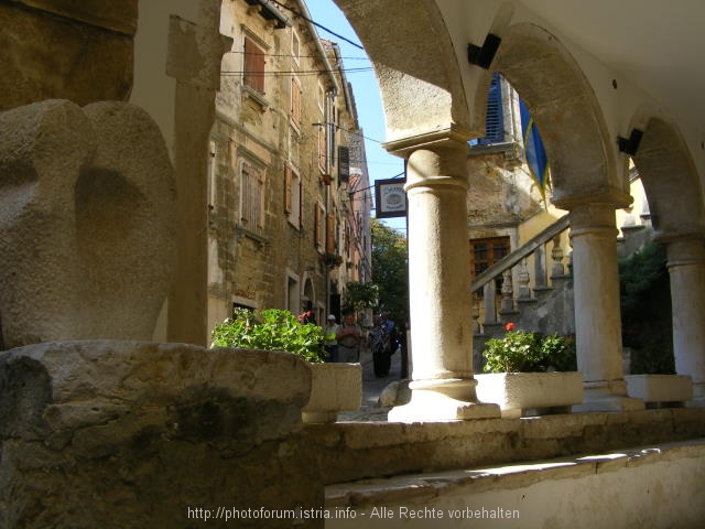 GROZNJAN > Stadtloggia > Ausblick