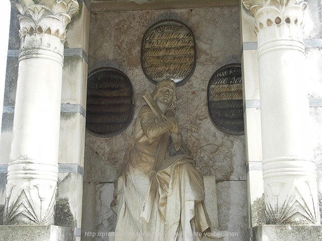 GROZNJAN > Friedhof > Grabstätte