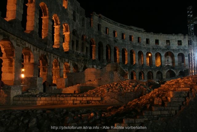 2006-10 < 1. Platz - Burgen, Festungen & historische bzw. antike Gebäude in Kroatien > SUZI > Arena in Pula bei Nacht (erst im November eingestellt)