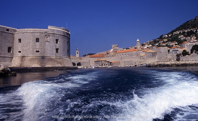 2006-07 < 1. Platz - Bootstouren auf der Adria > mlini83 > Bootstaxi nach Cavtat verlässt den Alten Hafen Dubrovnik