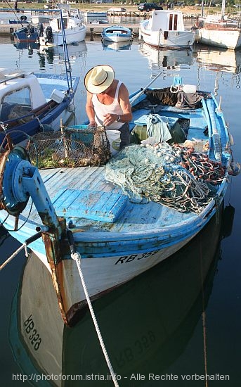 2006-12 < -. Platz - Menschen bei der Arbeit > mlini83 >  Ist der Fischer mit dem Fang zufrieden?