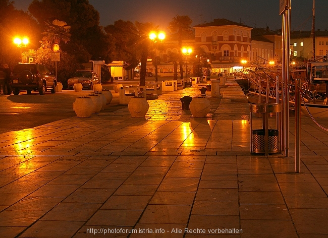 2006-11 < 1. Platz - Schönste Nachtaufnahme > BURKI >  Porec an der Hafenpromenade