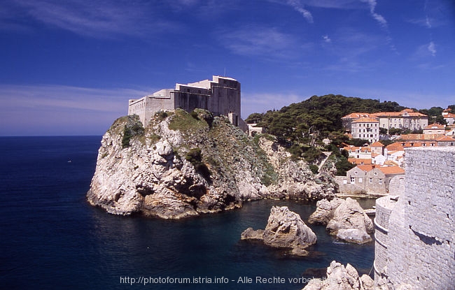 2006-10 < 2.2 Platz - Burgen, Festungen & historische bzw. antike Gebäude in Kroatien > MLINI83 > DUBROVNIK > Festung Lovrijenac oberhalb der Bucht Pile