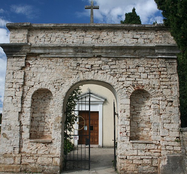 OPRTALJ > Tor zum Friedhof